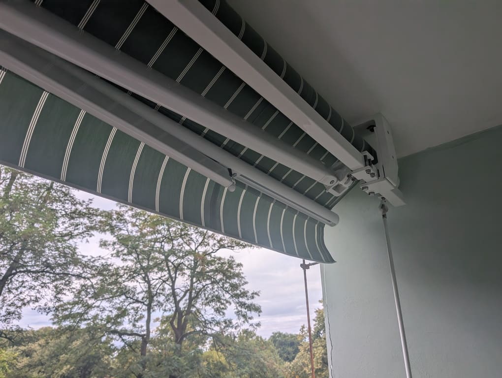 KADECO Markise Terrasse und Fenster grau. Foto: KADECO.de Markisen Bottrop